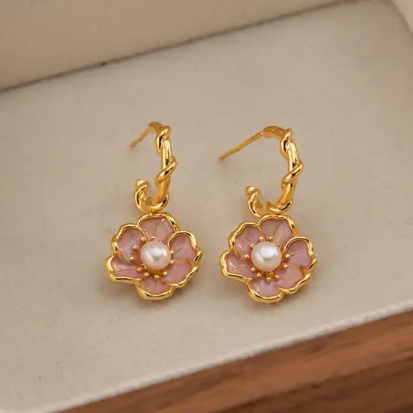◾️18k Gold Plated Pink Enamel Freshwater Pearl Flower Earrings - Picture 3 of 7